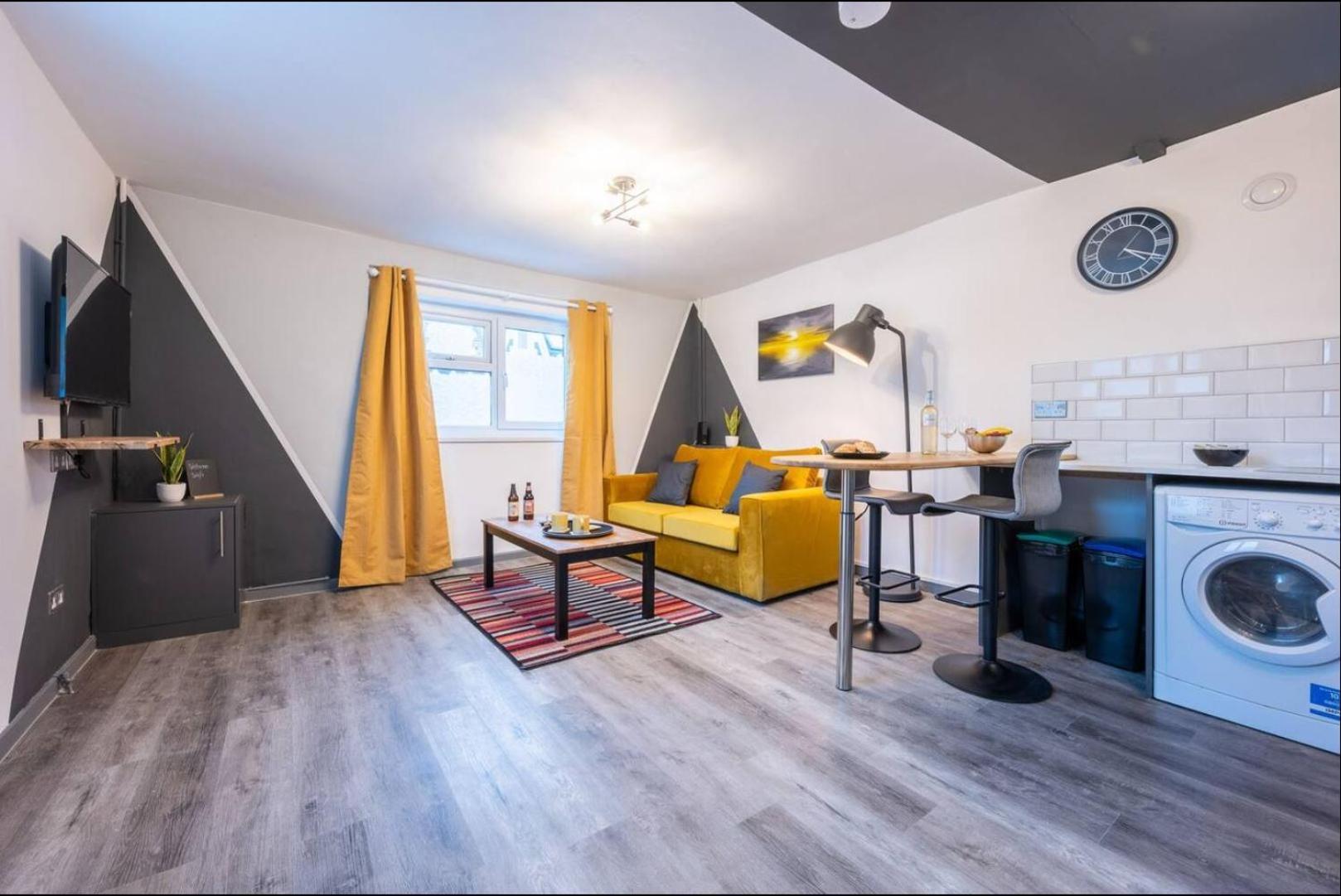 Stunning One Bedroom Apartments Near Shops & Central Кардіфф Номер фото
